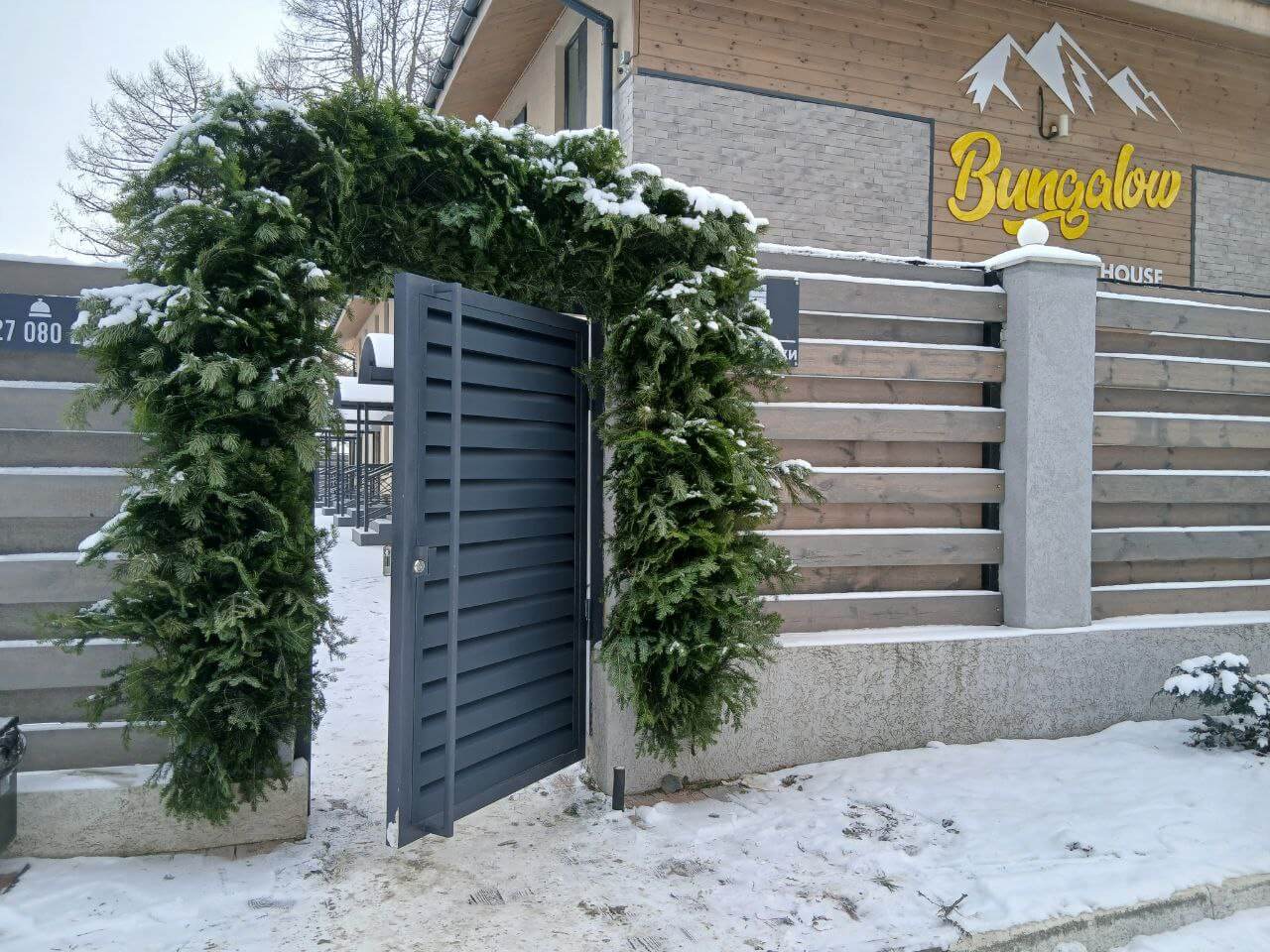 Входная группа из ламелей Хай-Тек RAL7024/7024 Серый Графит двусторонний МАТТЕ фото 15 в Казахстане