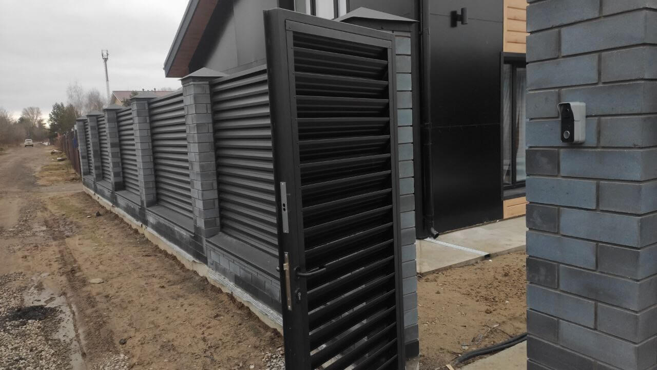 Забор-жалюзи из ламелей ЭКО-Z 17м RAL9005/9005 Черный МАТТЕ фото 1 в Казахстане