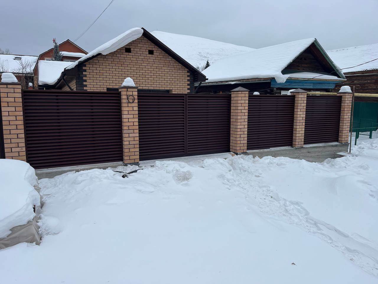 Забор-жалюзи из ламелей ЭКО-Z 87м RAL8017/8017 Шоколад двусторонний МАТТЕ фото 3 в Казахстане