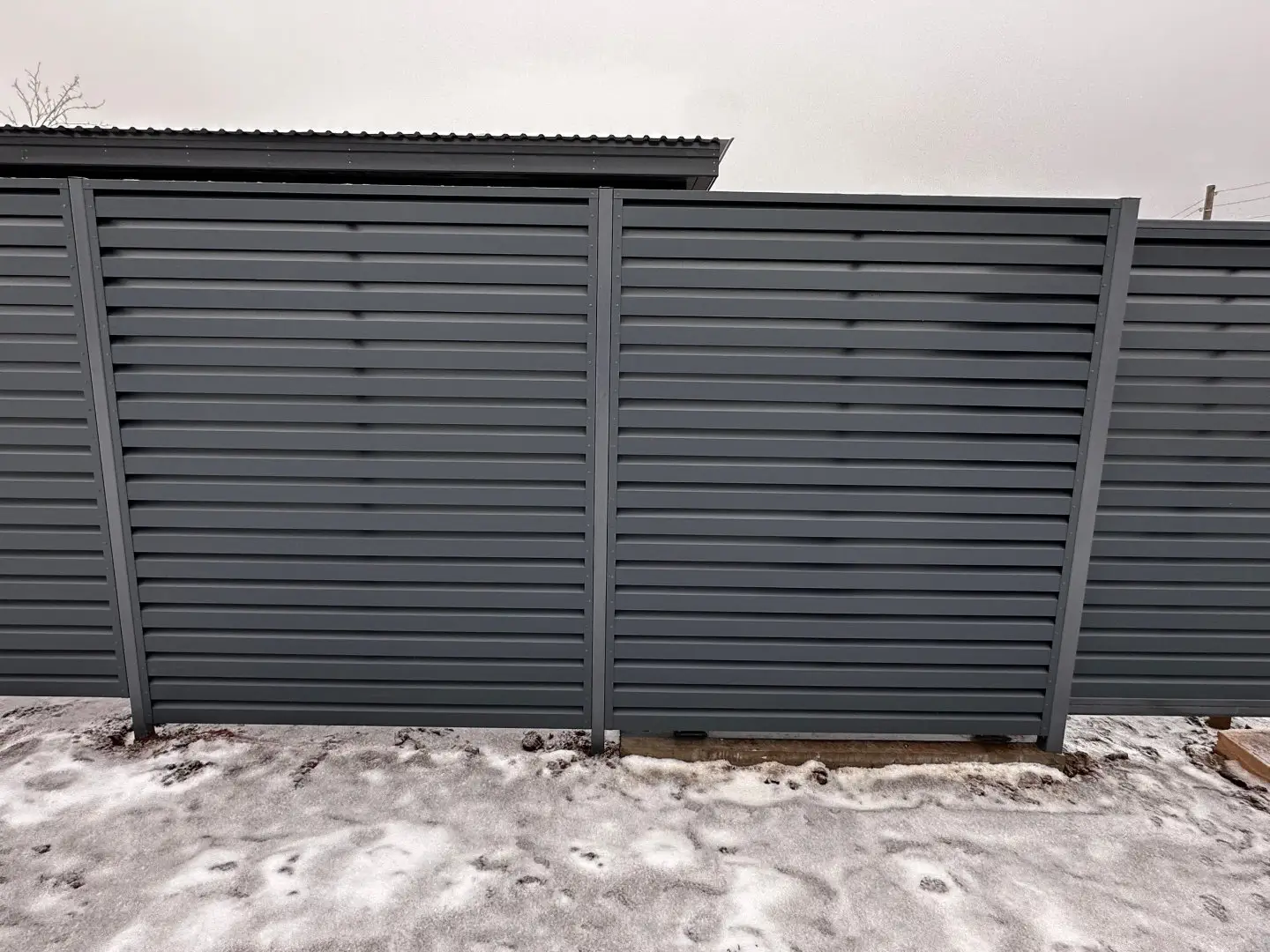 Забор-жалюзи из ламелей Хай-Тек 20м RAL7024/7024 Серый Графит двусторонний МАТТЕ фото 2 в Казахстане