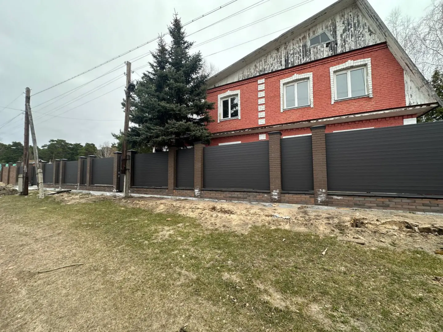 Забор-ранчо из металлического планкена 28м RAL8019 Темный Шоколад МАТТЕ фото 2 в Казахстане