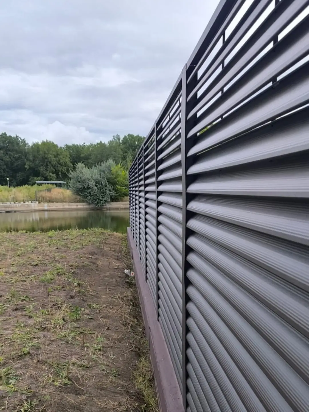 Забор-жалюзи из ламелей еврожалюзи 86м RAL8019/8019 Темный Шоколад двусторонний МАТТЕ фото 7 в Казахстане