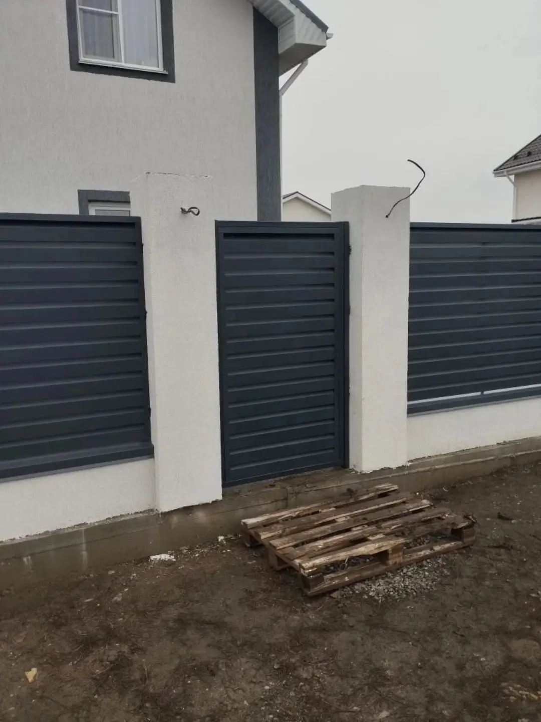 Забор-жалюзи из ламелей Хай-Тек 12м RAL7024 Серый Графит МАТТЕ фото 1 в Казахстане