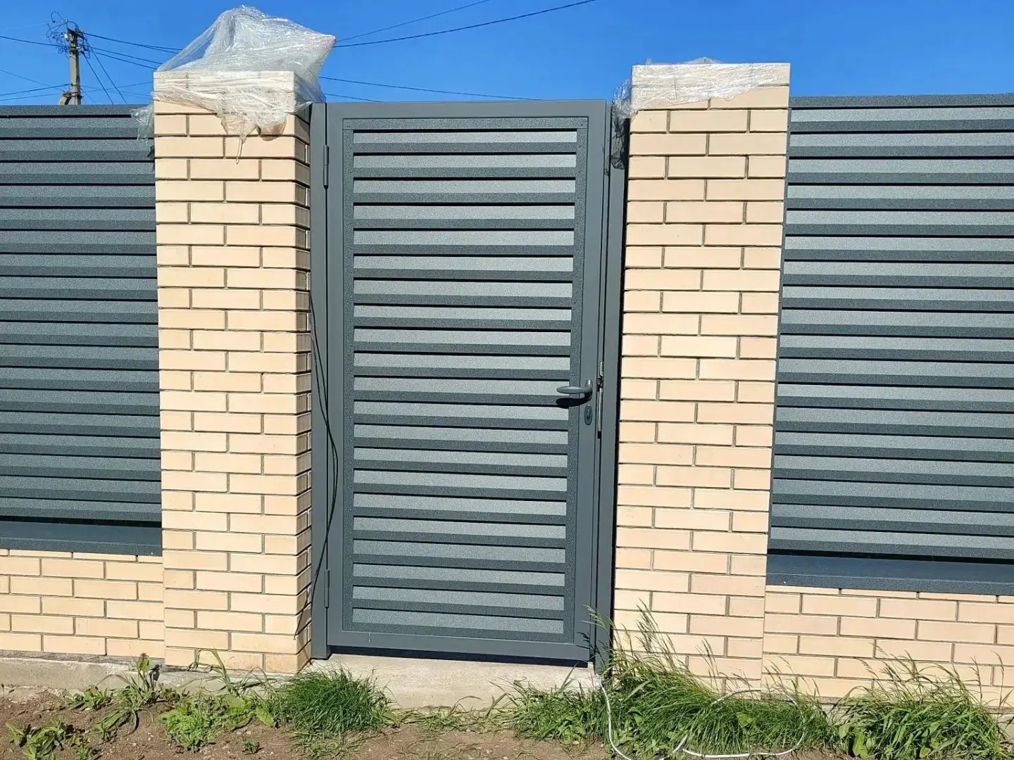 Забор-жалюзи из ламелей Реснички 16м RAL7024 Серый Графит Стальной Бархат фото 2 в Казахстане