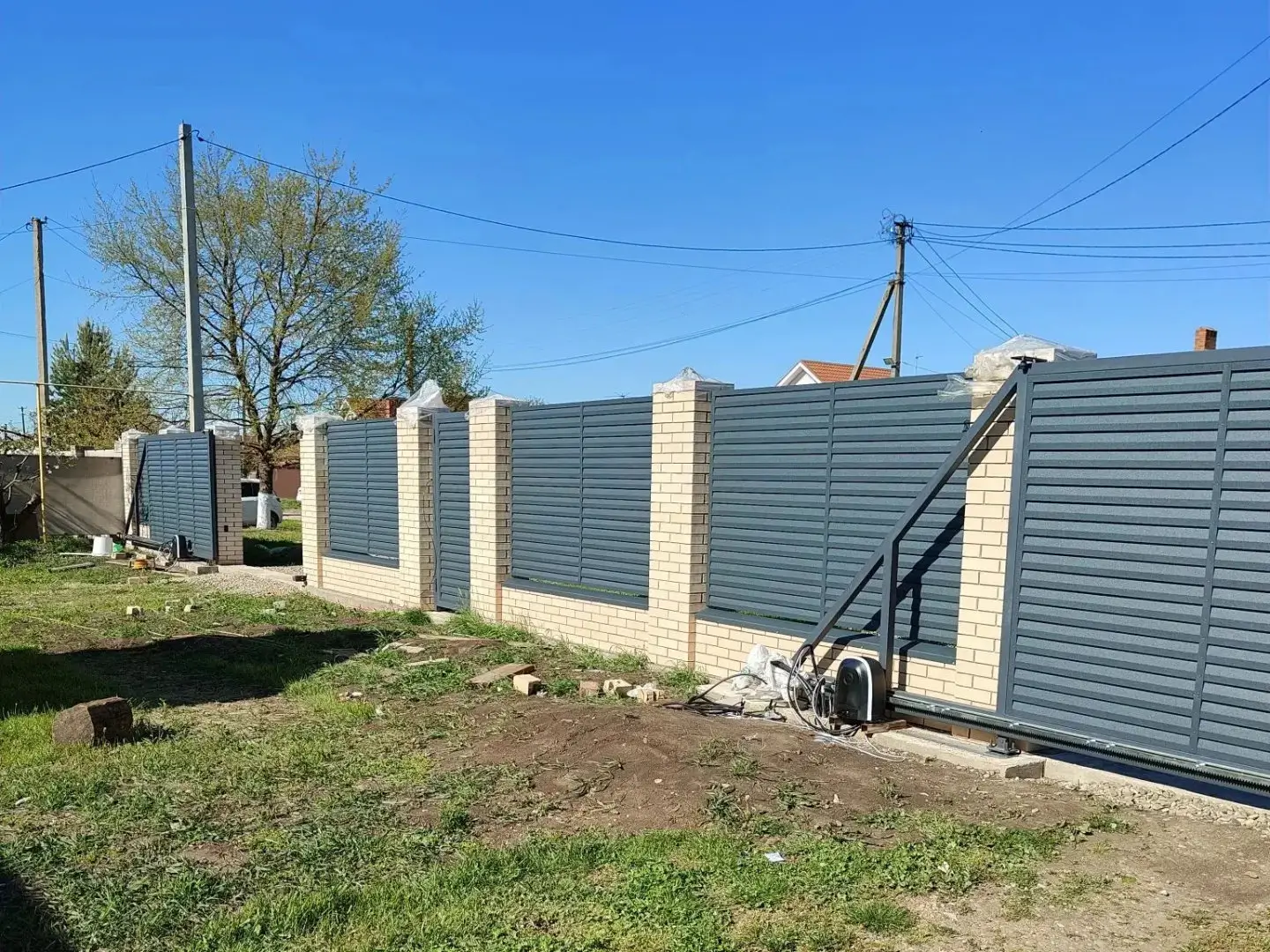 Забор-жалюзи из ламелей Реснички 16м RAL7024 Серый Графит Стальной Бархат фото 1 в Казахстане