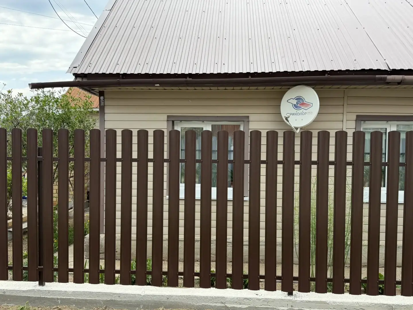 Комбинированный забор из ламелей ЭКО-Z-US и евроштакетника 18м RAL8017 Шоколад МАТТЕ, Полиэстер фото 3 в Казахстане