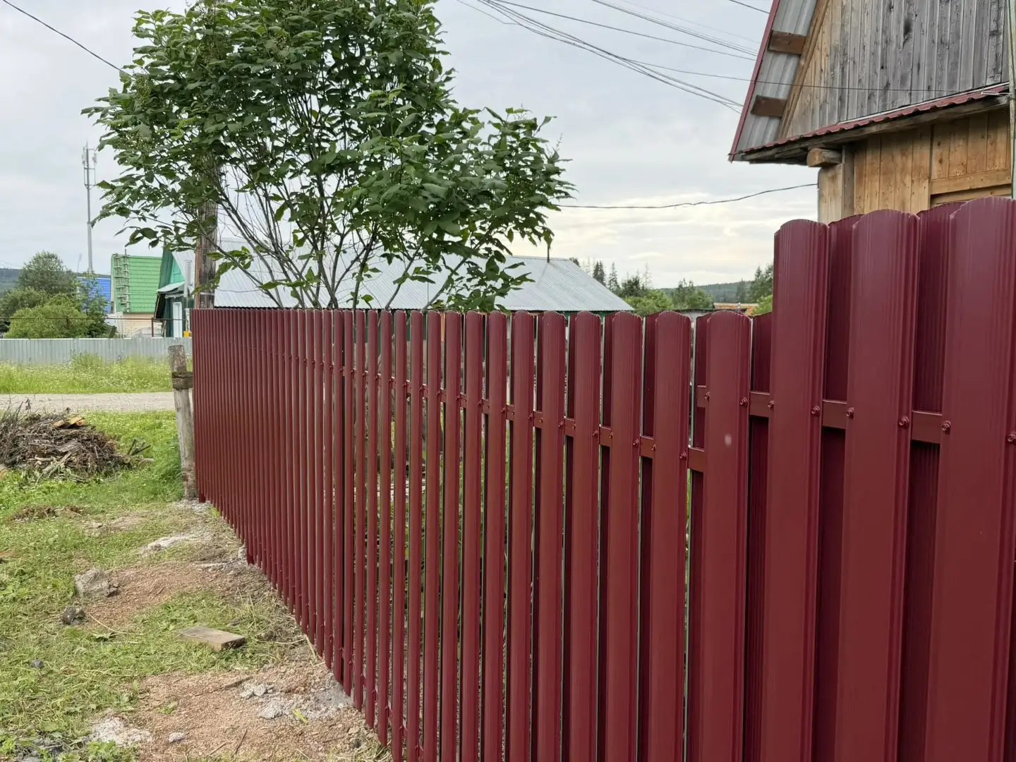 Забор из евроштакетника 24м RAL3005/3005 Красное Вино двусторонний фото 2 в Казахстане