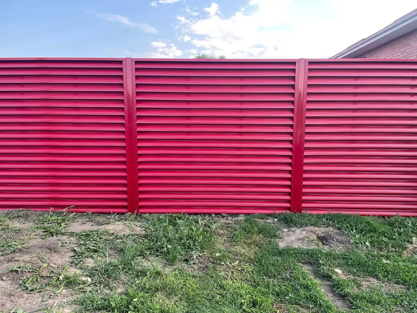Забор-жалюзи из ламелей Еврожалюзи 24м RAL3003 Рубин в Казахстане