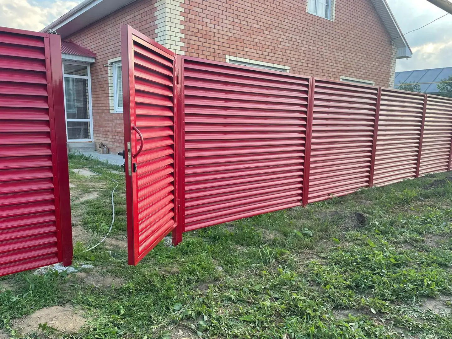 Забор-жалюзи из ламелей Еврожалюзи 24м RAL3003 Рубин фото 6 в Казахстане