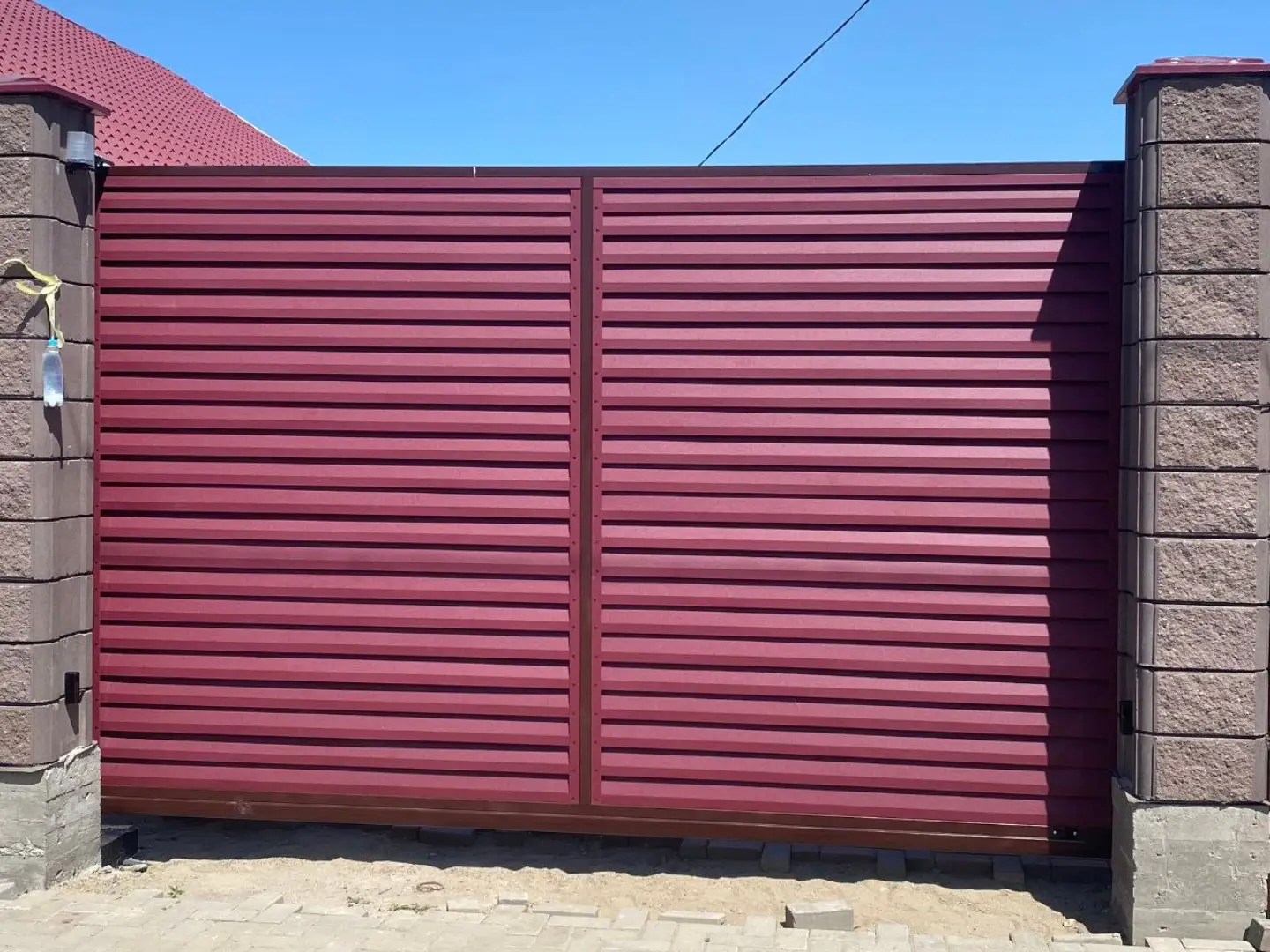 Входная группа из ламелей Реснички RAL3005 Красное Вино Rooftop Бархат фото 1 в Казахстане