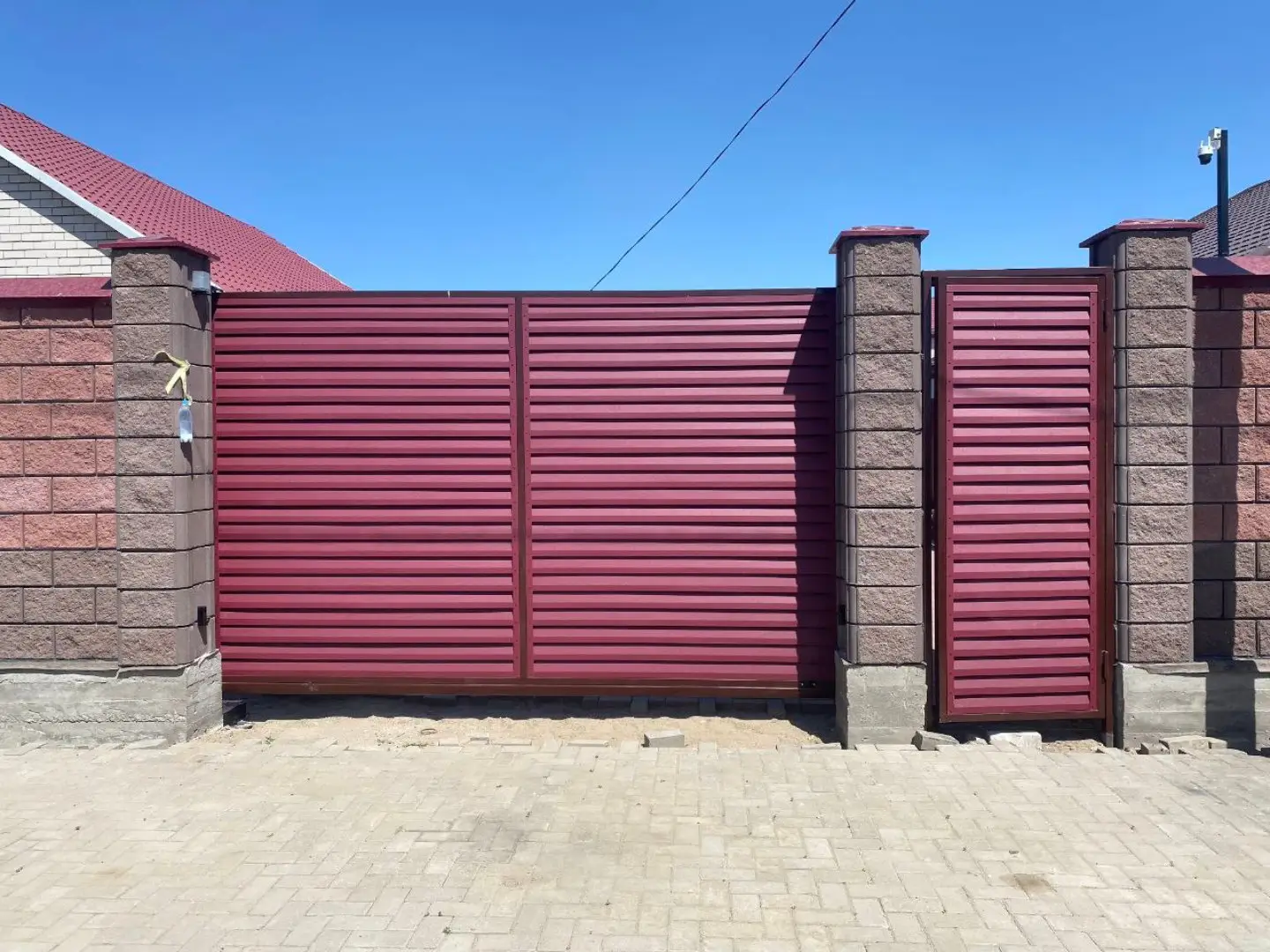 Входная группа из ламелей Реснички RAL3005 Красное Вино Rooftop Бархат в Казахстане
