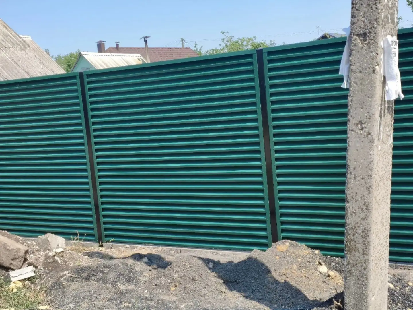 Забор-жалюзи из ламелей ЭКО-Z 24м RAL6005 Зеленый Мох фото 1 в Казахстане