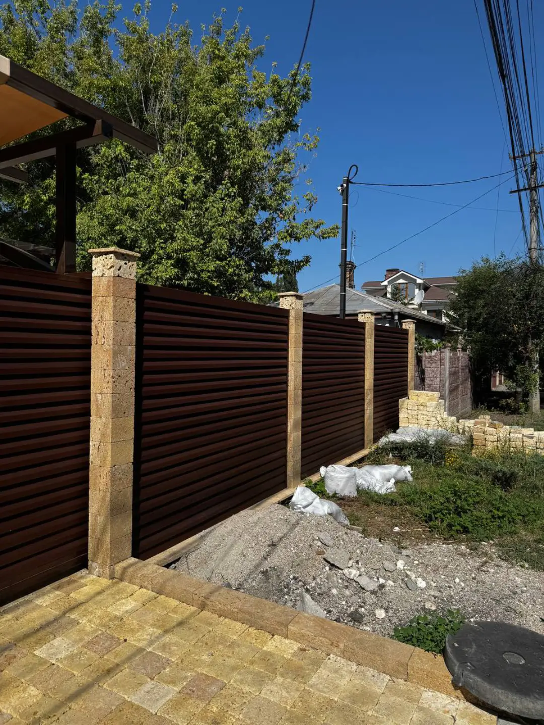 Забор-жалюзи из ламелей Реснички 12м RAL8017 Шоколад МАТТЕ фото 6 в Казахстане