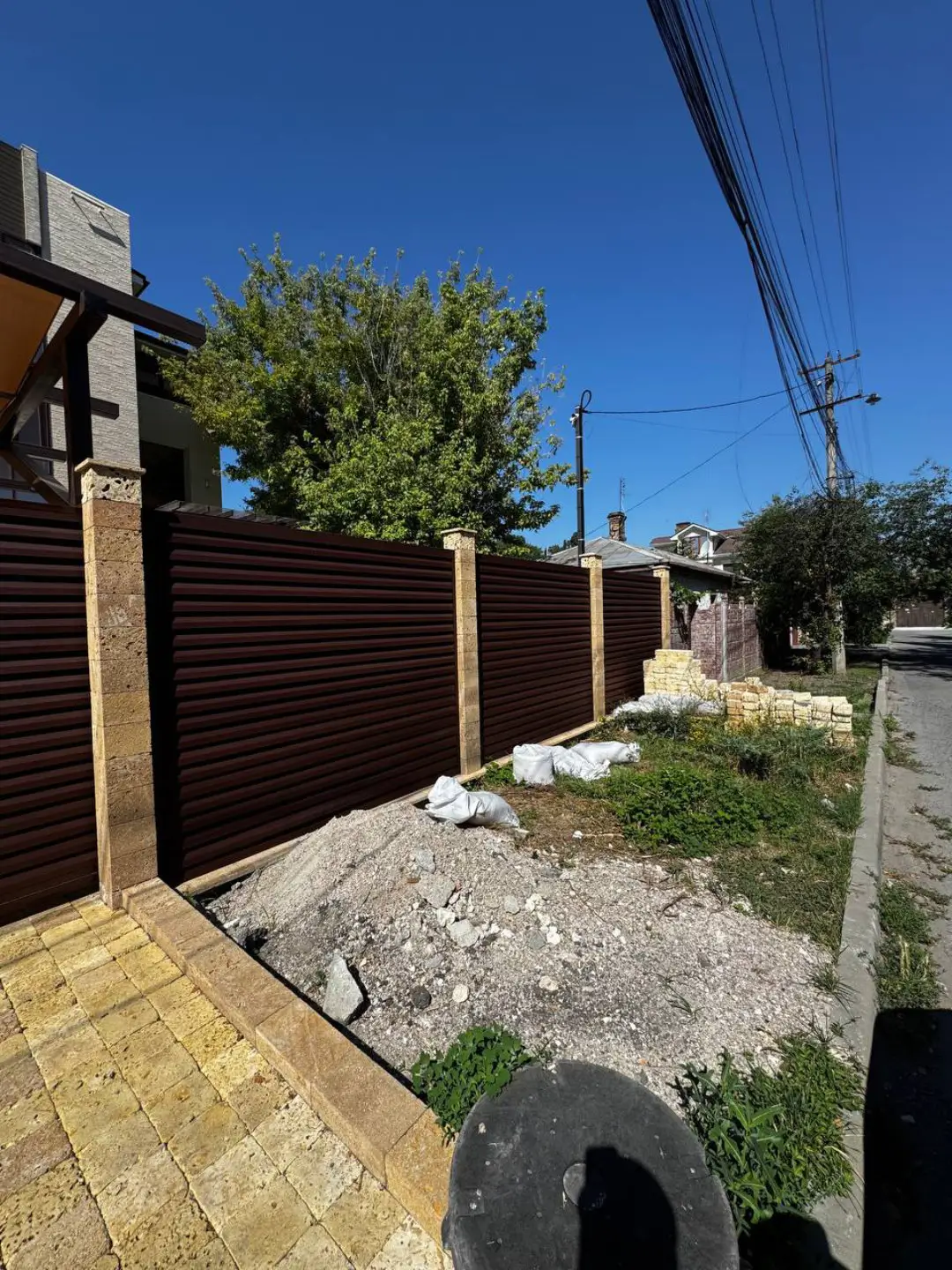 Забор-жалюзи из ламелей Реснички 12м RAL8017 Шоколад МАТТЕ фото 5 в Казахстане