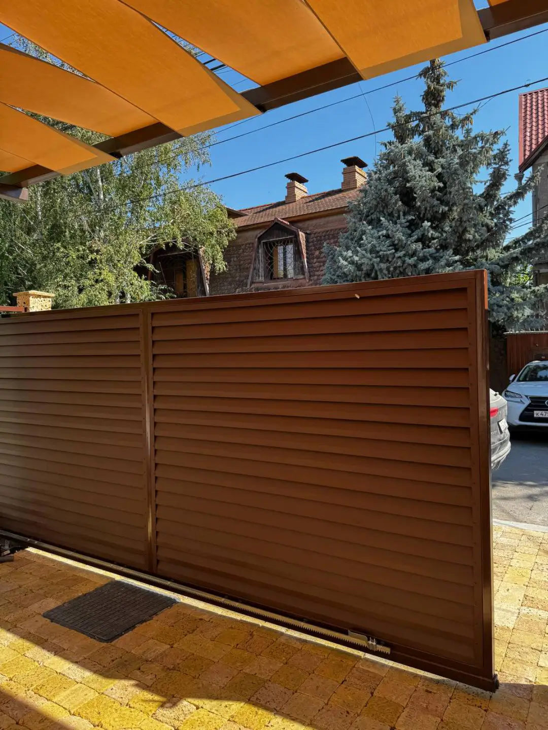 Забор-жалюзи из ламелей Реснички 12м RAL8017 Шоколад МАТТЕ фото 3 в Казахстане
