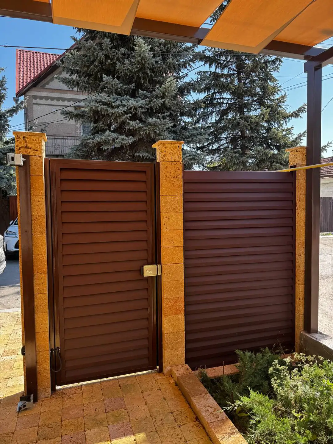 Забор-жалюзи из ламелей Реснички 12м RAL8017 Шоколад МАТТЕ фото 1 в Казахстане